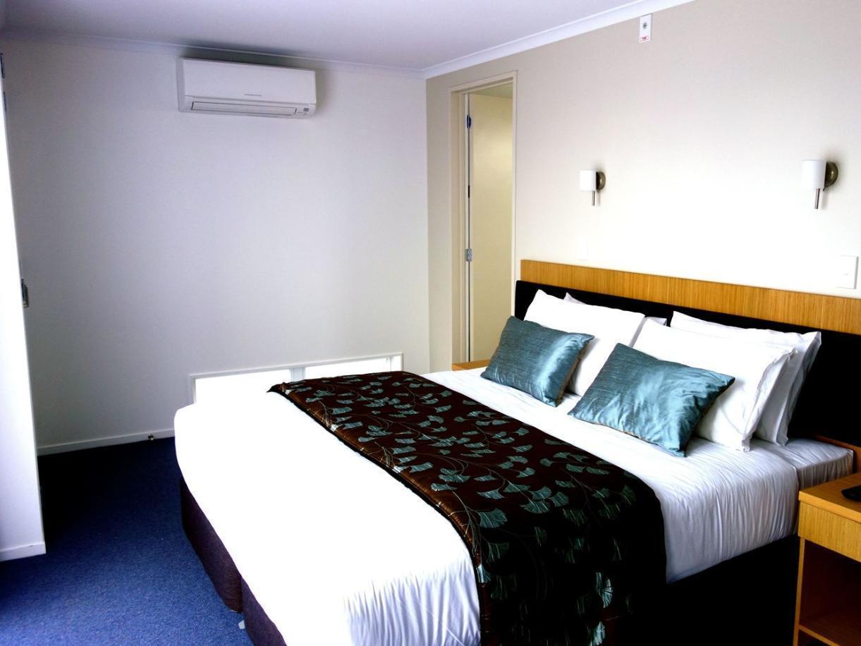 Parakai Springs Lodge Bagian luar foto