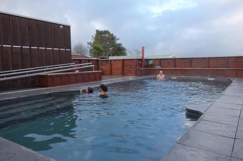 Parakai Springs Lodge Bagian luar foto
